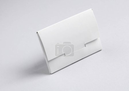 Caja blanca para nueva tarjeta bancaria sobre fondo gris