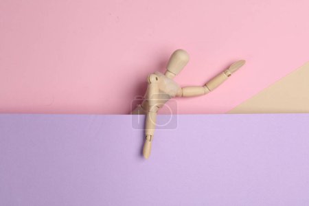 Téléchargez les photos : Marionnette en bois sur fond pastel. Espace de copie - en image libre de droit
