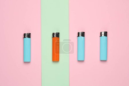 Kreative Gestaltung von Plastikfeuerzeugen auf pastellfarbenem Hintergrund