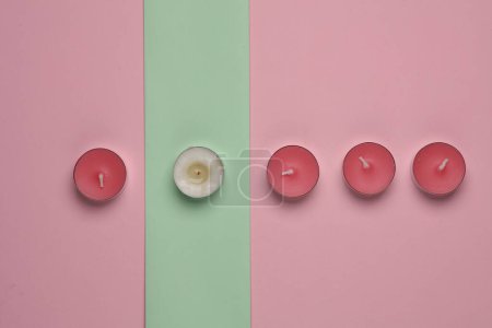 Téléchargez les photos : Bougies de thé arôme sur un fond rose pastel. Mise en page minimaliste, Vue de dessus - en image libre de droit