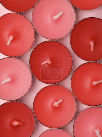 Téléchargez les photos : Bougies de thé arôme sur un fond rose pastel. Vue du dessus - en image libre de droit