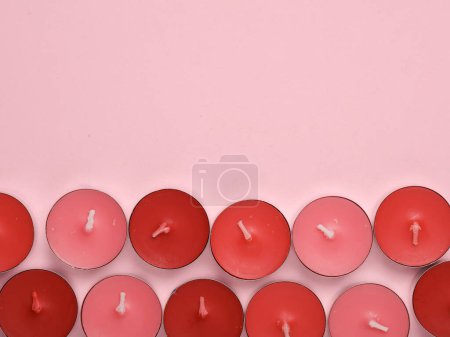Téléchargez les photos : Bougies de thé arôme sur fond rose. Vue de dessus. Espace de copie - en image libre de droit