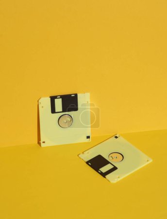 Téléchargez les photos : Disquettes sur fond jaune. Rétro années 80. Une technologie obsolète. Mise en page créative, minimalisme, nature morte minimale à la mode - en image libre de droit