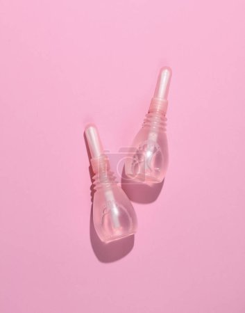 Zwei Vaginaleinläufe auf rosa Hintergrund. Frauengesundheit