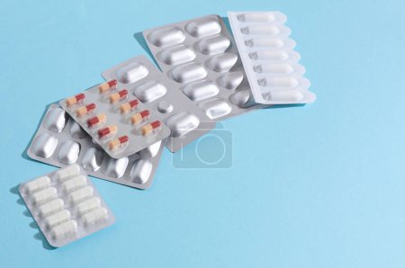 Verschiedene Medikamente, Pillen-Blasen auf blauem Hintergrund. Medizinkonzept