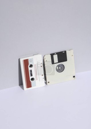 Téléchargez les photos : Cassette audio rétro des années 80 et disquette sur fond blanc avec ombre. Mise en page créative, minimalisme - en image libre de droit