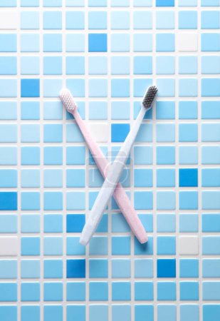 Téléchargez les photos : Deux brosses à dents sur une tuile bleue - en image libre de droit