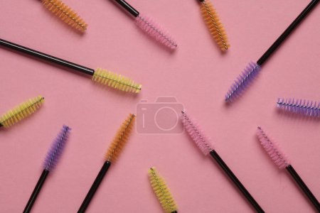 Téléchargez les photos : Set de brosses pour peigner les cils sur fond rose. Concept de beauté - en image libre de droit