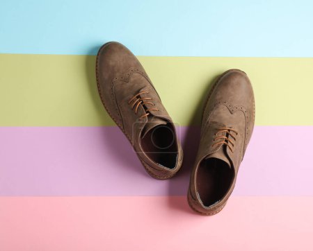 Foto de Elegantes zapatos brogue sobre fondo pastel de colores. Calzado de hombre. Vista superior - Imagen libre de derechos