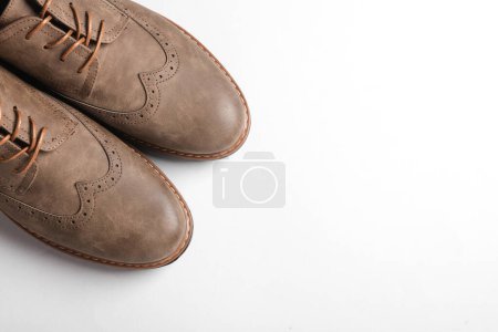 Foto de Elegantes zapatos brogue de cuero sobre fondo blanco. Calzado de hombre. Vista superior - Imagen libre de derechos
