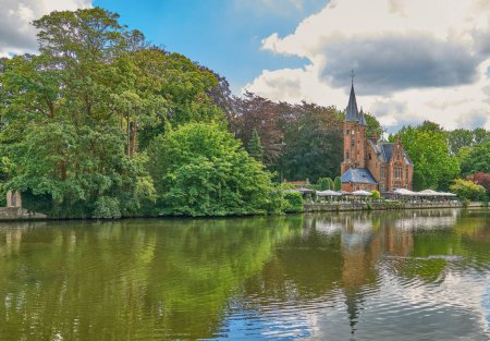 Foto de Brujas, Bélgica - 21 de julio de 2020: El castillo, complejo de estilo gótico en el lago Minnewater (lago del amor) - Imagen libre de derechos
