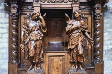 Foto de Bruselas, Beigium - 5 de septiembre de 2018: La escultura de madera del confesionario de los Santos Miguel y la Catedral de Gudule - Imagen libre de derechos