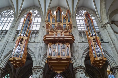 Foto de Bruselas, Beigium - 5 de septiembre de 2018: El órgano de los Santos Miguel y la Catedral de Gudule - Imagen libre de derechos