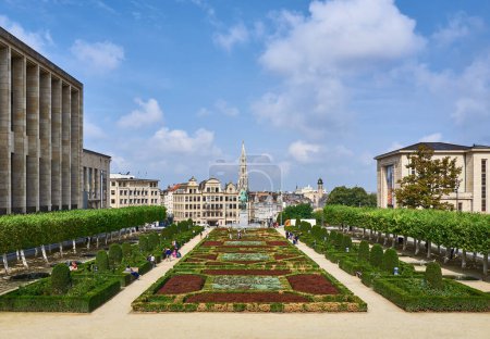 Foto de Bruselas, Beigium - 6 de septiembre de 2018: Monts des Artes, los jardines de la plaza Albertina - Imagen libre de derechos