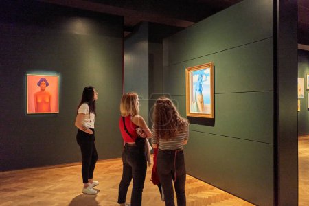 Foto de Bruselas, Beigium - 6 de septiembre de 2018: Visitantes en el sector Magritte del Museo Real de Bellas Artes - Imagen libre de derechos