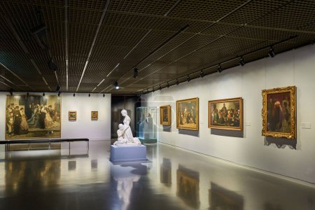 Foto de Bruselas, Beigium - 6 de septiembre de 2018: El sector de la aleta de Siecle del Museo Real de Bellas Artes, vith La escultura de oración de G: Charlier - Imagen libre de derechos
