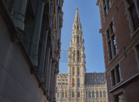 Foto de Bruselas, Beigium, vista de la torre del ayuntamiento en la plaza Grand place (Grote Markt) - Imagen libre de derechos