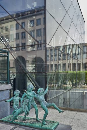 Foto de Bruselas, Beigium - 6 de septiembre de 2018: El sector de la aleta de Siecle del Museo Real de Bellas Artes, vith La escultura de oración de G: Charlier - Imagen libre de derechos