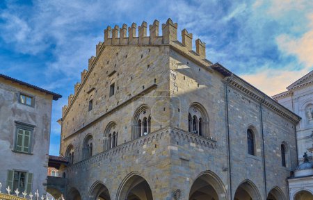 Foto de Italia, Bérgamo, el Palacio de la Razón visto desde la plaza de la Catedral - Imagen libre de derechos