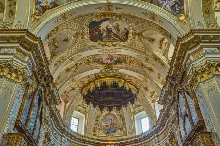 Téléchargez les photos : Bergame, Italie - 7 mars 2017 : La voûte décorée de la cathédrale Saint-Alexader - en image libre de droit