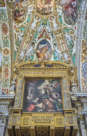 Téléchargez les photos : Bergame, Italie - 7 mars 2017 : Les peintures et les décorations dorées de la voûte de la basilique Santa Maria Maggiore - en image libre de droit