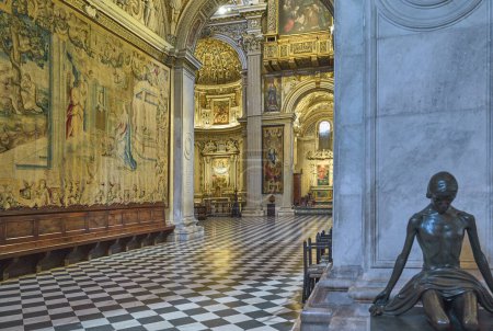Téléchargez les photos : Bergame, Italie - 7 mars 2017 : Statues et tapisseries dans la basilique Santa Maria Maggiore - en image libre de droit