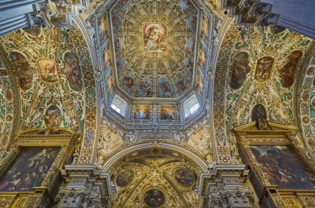 Téléchargez les photos : Bergame, Italie - 7 mars 2017 : Les peintures et les décorations dorées de la voûte de la basilique Santa Maria Maggiore - en image libre de droit