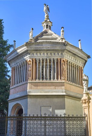 Téléchargez les photos : Bergame, Italie, le Baptistère sur la place de la Cathédrale - en image libre de droit