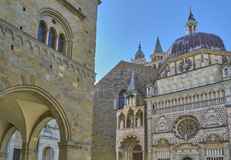 Téléchargez les photos : Bergame, Italie, la façade supérieure de la basilique Santa Maria Maggiore et la chapelle Colleoni, à gauche le Palais de la Raison - en image libre de droit