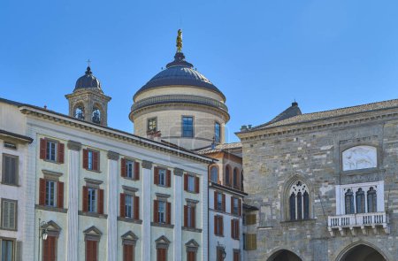 Foto de Italia, Bérgamo, un rincón de la antigua plaza con el Palacio de la Razón y la cúpula de la Catedral - Imagen libre de derechos