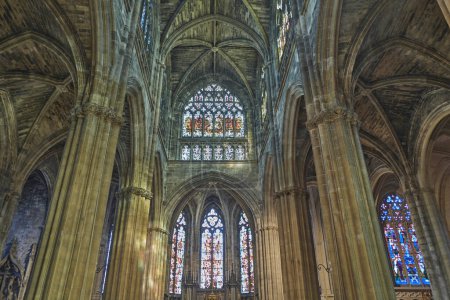 Téléchargez les photos : Bordeaux, France - August 16, 2019: The nave of the St. Michel basilica - en image libre de droit