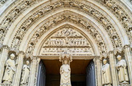 Téléchargez les photos : France, Bordeaux, the statues of saints on te main portal of the St Andrew's Cathedral - en image libre de droit