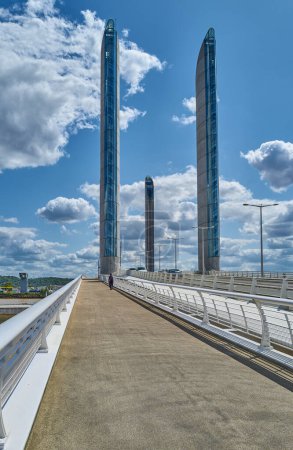 Foto de France, Bordeaux, View of the towers of the Chaban Delmas bridge (vertical lifting bridge) on the Garonne river - Imagen libre de derechos