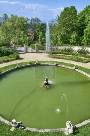Téléchargez les photos : Turin, Italy - April 19, 2019: The main fountain of the park of the Queen's Villa, royal residence on the hill of the city - en image libre de droit