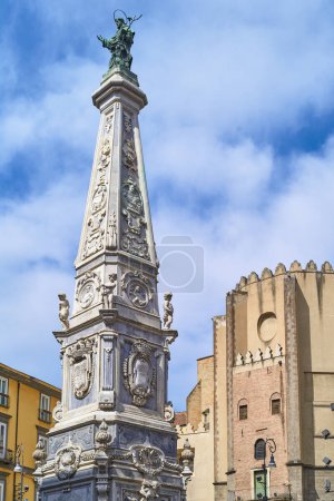 Téléchargez les photos : Naples, Italie, l'obélisque et l'abside de l'église Saint-Domenico dans le vieux - en image libre de droit
