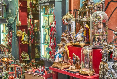Téléchargez les photos : Naples, Italie - 28 mars 2019 : Une boutique typique de statues pour la crèche et diverses amulettes dans la célèbre rue San Gregorio Armeno - en image libre de droit