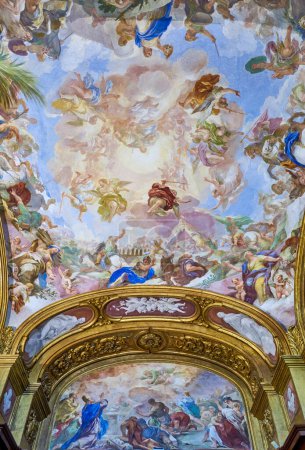Foto de Nápoles, Italia - 1 de julio de 2019: El techo con frescos de la capilla del tesoro de la iglesia de la Cartuja de San Martino - Imagen libre de derechos