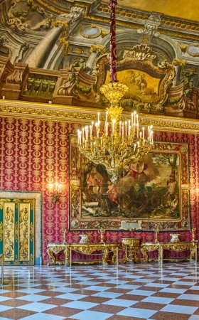 Téléchargez les photos : Naples, Italie - 29 mars 2019 : La première antichambre du Palais Royal - en image libre de droit