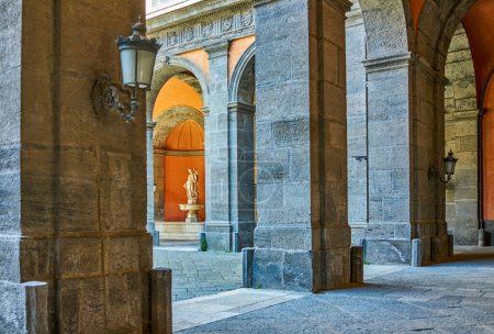 Téléchargez les photos : Naples, Italie - 29 mars 2019 : La cour principale du Palais Royal - en image libre de droit
