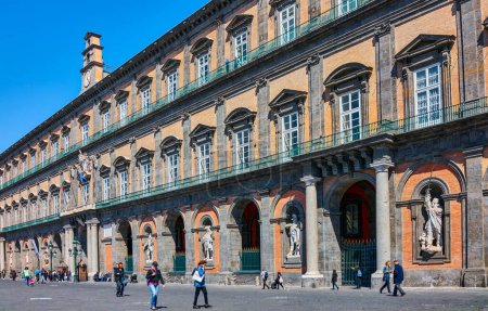Foto de Nápoles, Italia - 29 de marzo de 2019: La fachada principal del Palacio Real - Imagen libre de derechos