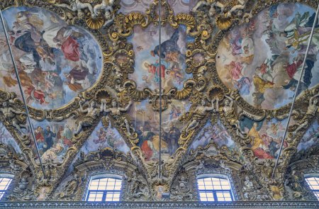 Téléchargez les photos : Palerme, Italie - 17 octobre 2022 : Le plafond de la nef de l'église Saint-Giuseppe Dei Teatini - en image libre de droit