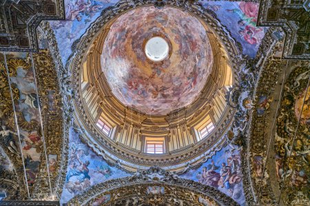 Foto de Palermo, Italia - 17 de octubre de 2022: Los frescos y ecoraciones de la cúpula de la iglesia de San Giuseppe Dei Teatini - Imagen libre de derechos