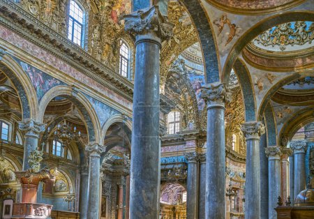 Téléchargez les photos : Palerme, Italie - 17 octobre 2022 : La nef de l'église Saint-Giuseppe Dei Teatini - en image libre de droit