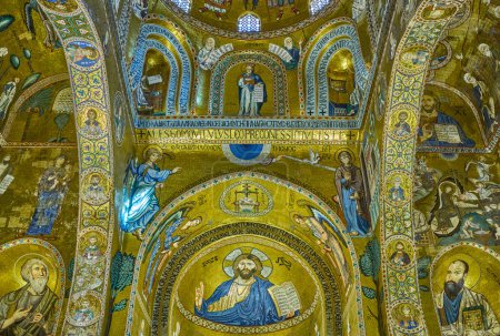 Foto de Palermo, Italia - 17 de octubre de 2022: Mosaicos de estilo bizantino de la Capilla Palatina en el Palacio Norman también conocido como el Palacio Real - Imagen libre de derechos