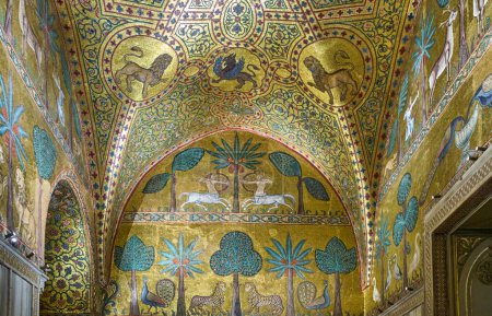 Foto de Palermo, Italia - 17 de octubre de 2022: Detalle de los mosaicos de estilo bizantino de los apartamentos del rey Ruggero en el Palacio normando también conocido como el Palacio Real - Imagen libre de derechos
