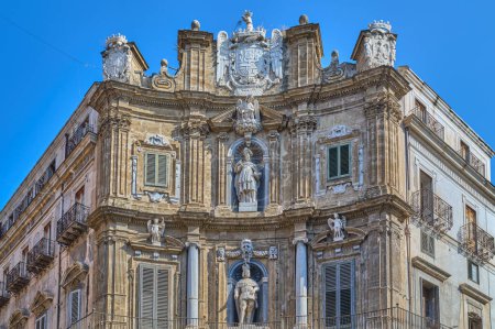 Foto de Italia, Palermo, vista de la fachada barroca de uno de los palacios Quattro Canti en Piazza Villena - Imagen libre de derechos