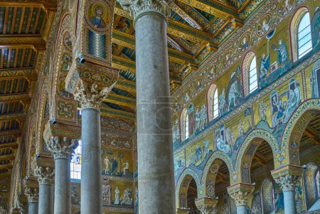 Foto de Monreale, Italia - 17 de octubre de 2022: Los ricos mosaicos bizantinos dentro de la Catedral de Santa Maria Nuova también conocido como el Duomo de Monreale, - Imagen libre de derechos