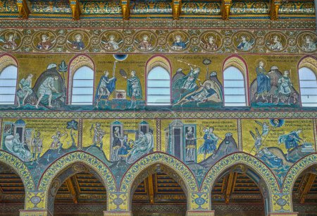 Foto de Monreale, Italia - 17 de octubre de 2022: Los ricos mosaicos bizantinos dentro de la Catedral de Santa Maria Nuova también conocido como el Duomo de Monreale, - Imagen libre de derechos