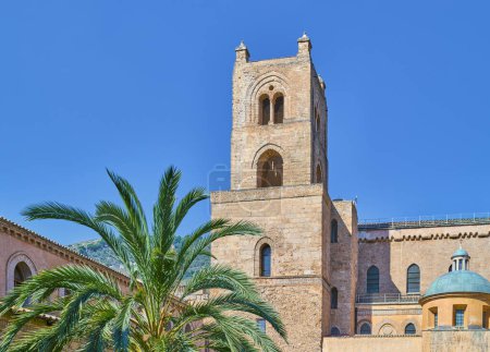 Téléchargez les photos : Monreale, Italie - 17 octobre 2022 : La tour principale de la cathédrale Santa Maria Nuova également connue sous le nom de Duomo de Monreale vue du cloître - en image libre de droit