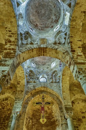 Foto de Palermo, Italia - 26 de diciembre de 2018: El interior de la Iglesia capitular de San Cataldo, arquitectura árabe-normanda del siglo XII - Imagen libre de derechos